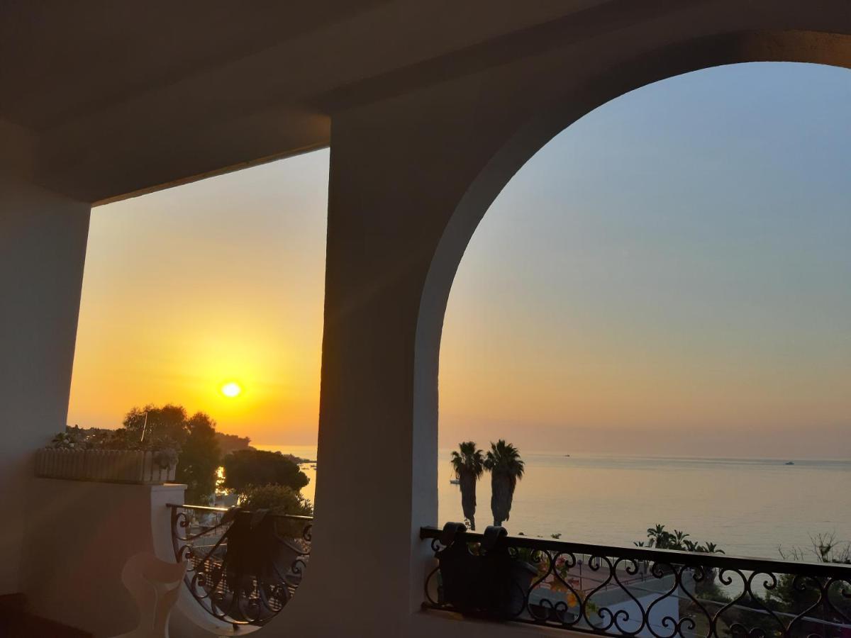 B&B Sea Terrace Aci Castello Exterior photo